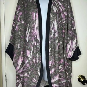 LuLaRoe Gray and Pink Patterned Poncho